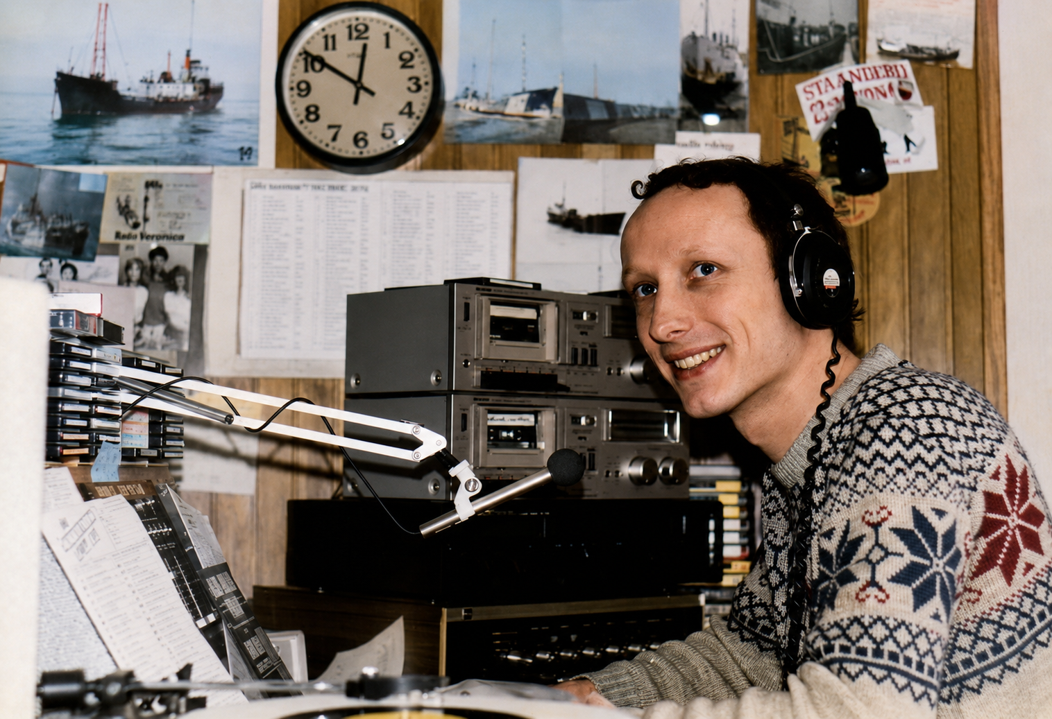 René van Elst achter de draaitafel in zijn studio, 1979