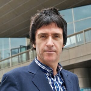 Johnny Marr waarschuwt tegen cynisme met nieuwe single ‘It’s Time’