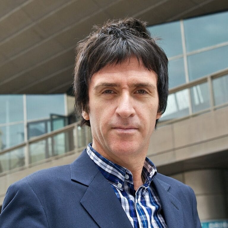 Johnny Marr waarschuwt tegen cynisme met nieuwe single ‘It’s Time’