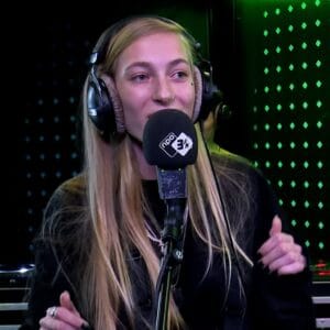 S10 keert terug naar haar roots met breekbare nieuwe single ‘De Diepte In’