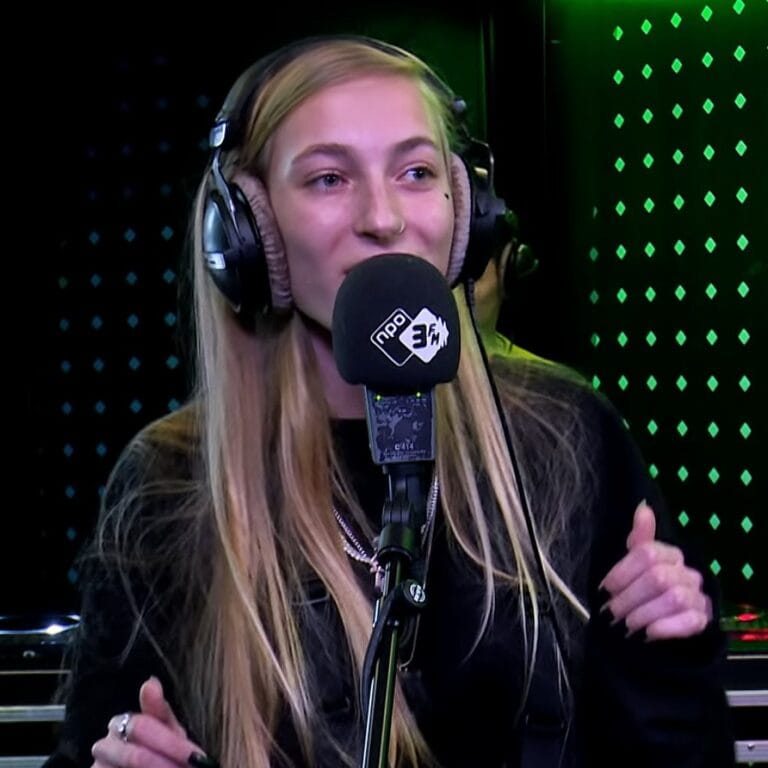 S10 keert terug naar haar roots met breekbare nieuwe single ‘De Diepte In’