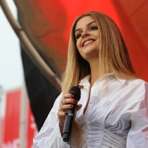 Davina Michelle verzorgt volkslied bij laatste Formule 1-race op Zandvoort