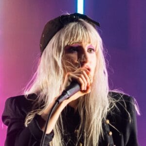 Hayley Williams kondigt nieuwe wereldtournee ‘The Hayley Williams Show’ aan met show in Amsterdam